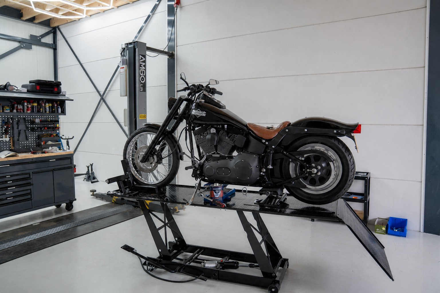 Motorfiets op een werkbrug in de JLE Technics werkplaats in Harderwijk
