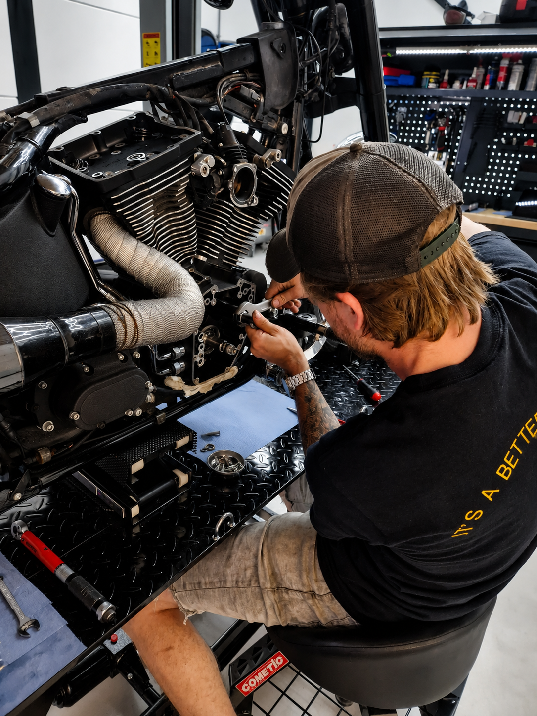 Jeremy Everts aan het werk aan een motorblok in de JLE Technics werkplaats